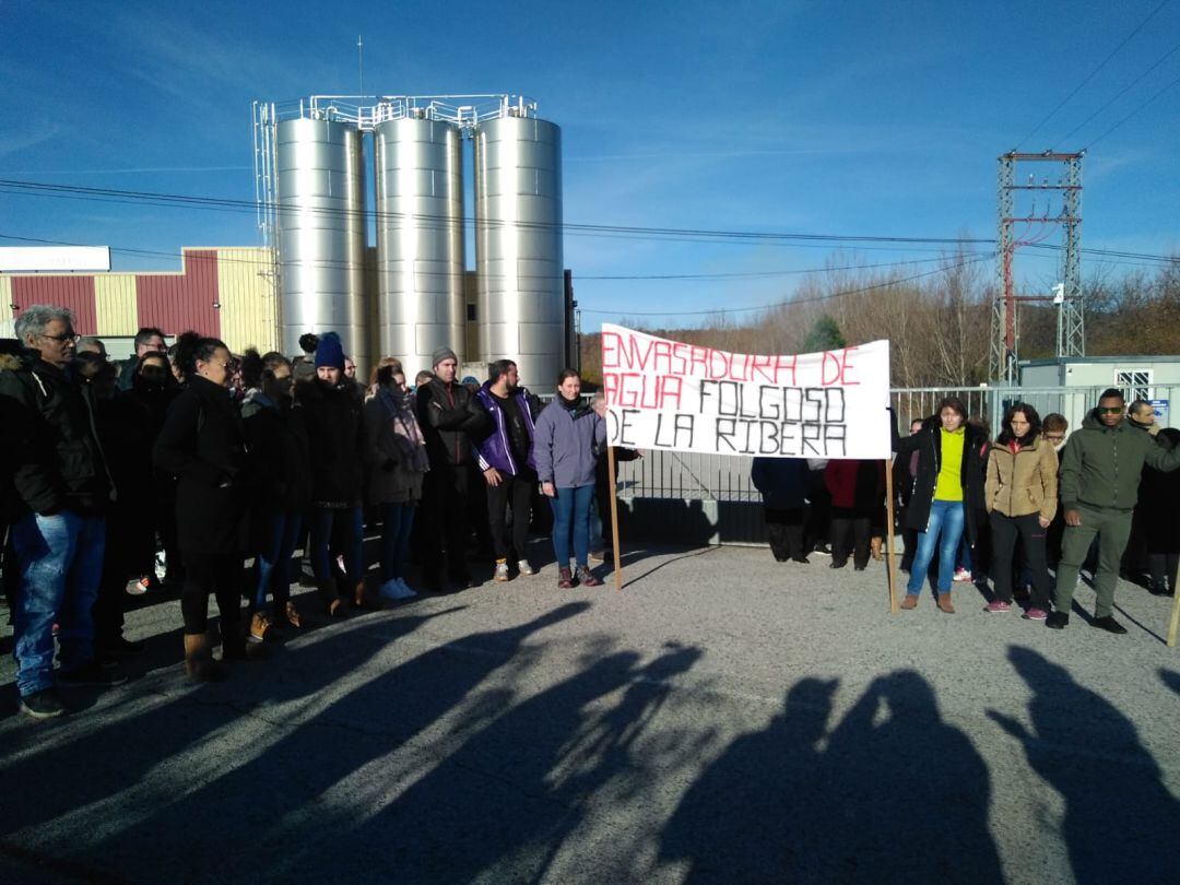 Trabajadores y vecinos de Folgoso a las puertas de la embotelladora