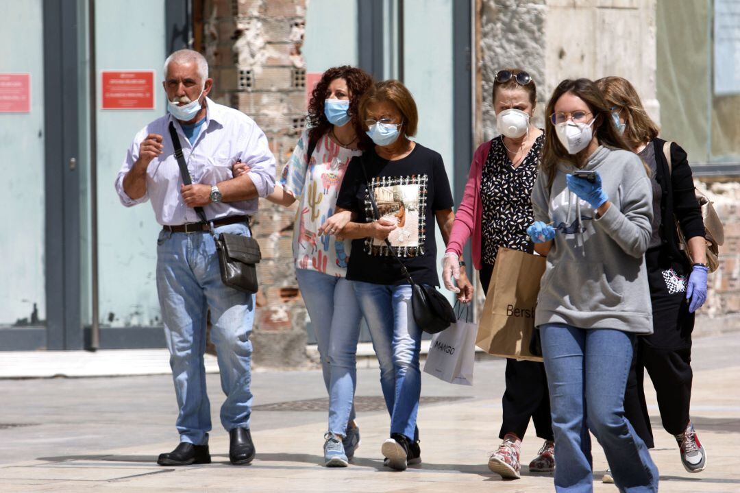 Personas hacen uso de las mascarillas frente al virus COVID-19 donde en el día de hoy son obligatorias llevarlas en espacios públicos en Málaga a 21 de mayo 2020