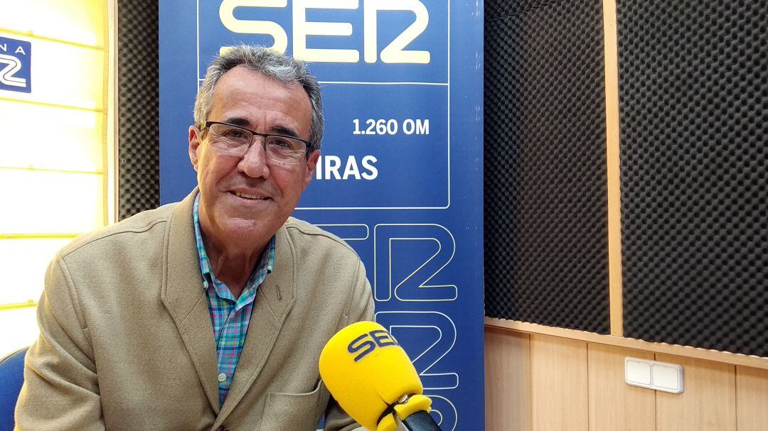 Diego González de la Torre, concejal de Urbanismo del Ayuntamiento de Algeciras explica la situación del edificio ocupado en la calle Cánovas del Castillo