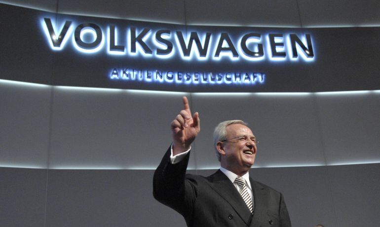 El presidente ejecutivo de Volkswagen AG, Martin Winterkorn, posa ante los medios en Hamburgo, Alemania, este miércoles