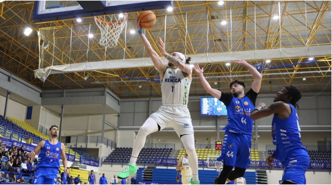 Littleson penetra a cistella durant el partit a Melilla.
