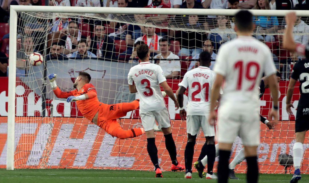 GRAF2580. SEVILLA.- El portero checo del Sevilla, Tomas Vaclîk (d), no puede evitar el primer gol del Leganés en el partido correspondiente a la jornada 36 de LaLiga Santander que los dos equipos juegan esta noche en el estadio Sánchez Pizjuán, en Sevilla. EFE Julio Muñoz