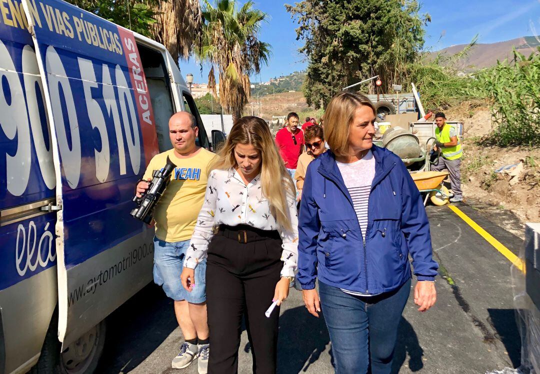 La alcaldesa e Motril, Luisa García Chamorro, visita junto a la cooncejala Débora Juárez, las obras de mejora de la Roda de Levante