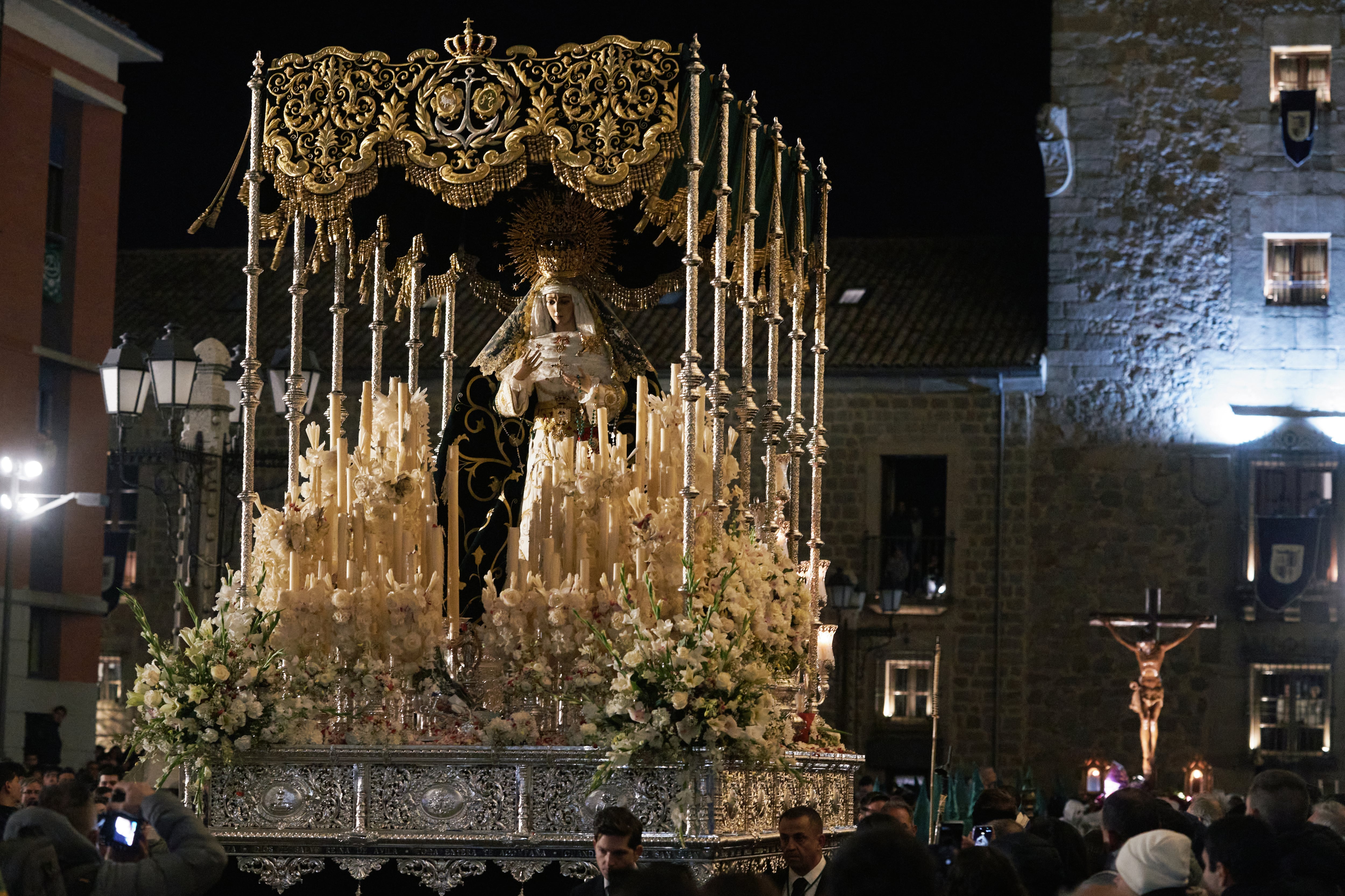 Un momento de la procesión de "El Encuentro", protagonizada por la Hermandad de Nuestra Señora de la Esperanza y el Santísimo Cristo de la Ilusión y Nuestra Señora de las Vacas, este lunes en la Plaza de la Catedral de Ávila. 