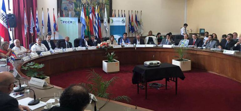 Momento del seminario Hacia un mejor aprovechamiento de las hidrovías en el Mercosur con presencia de la presidenta de FELCODE y de la Diputación de Cáceres, Charo Cordero.