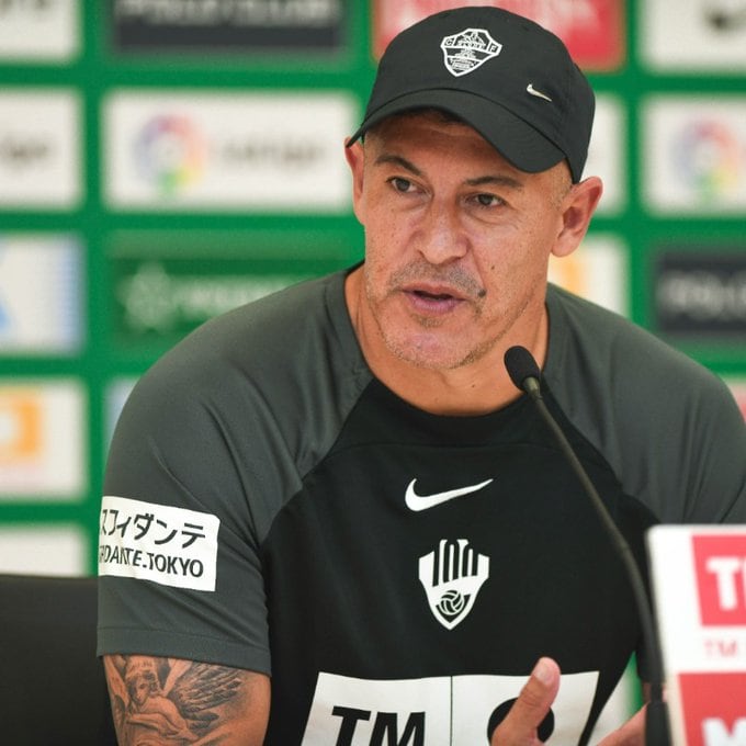 Jorge Almirón en un momento de la previa del Elche-Real Madrid