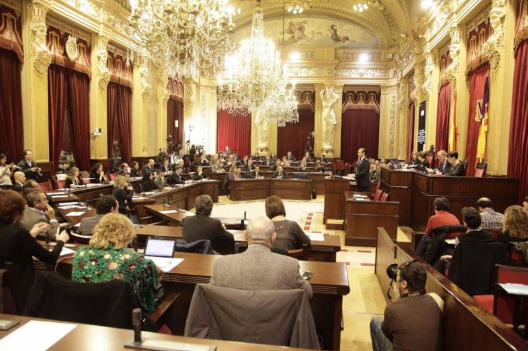 El Parlament haurà de pronunciar-se sobre la torre de control de Menorca.