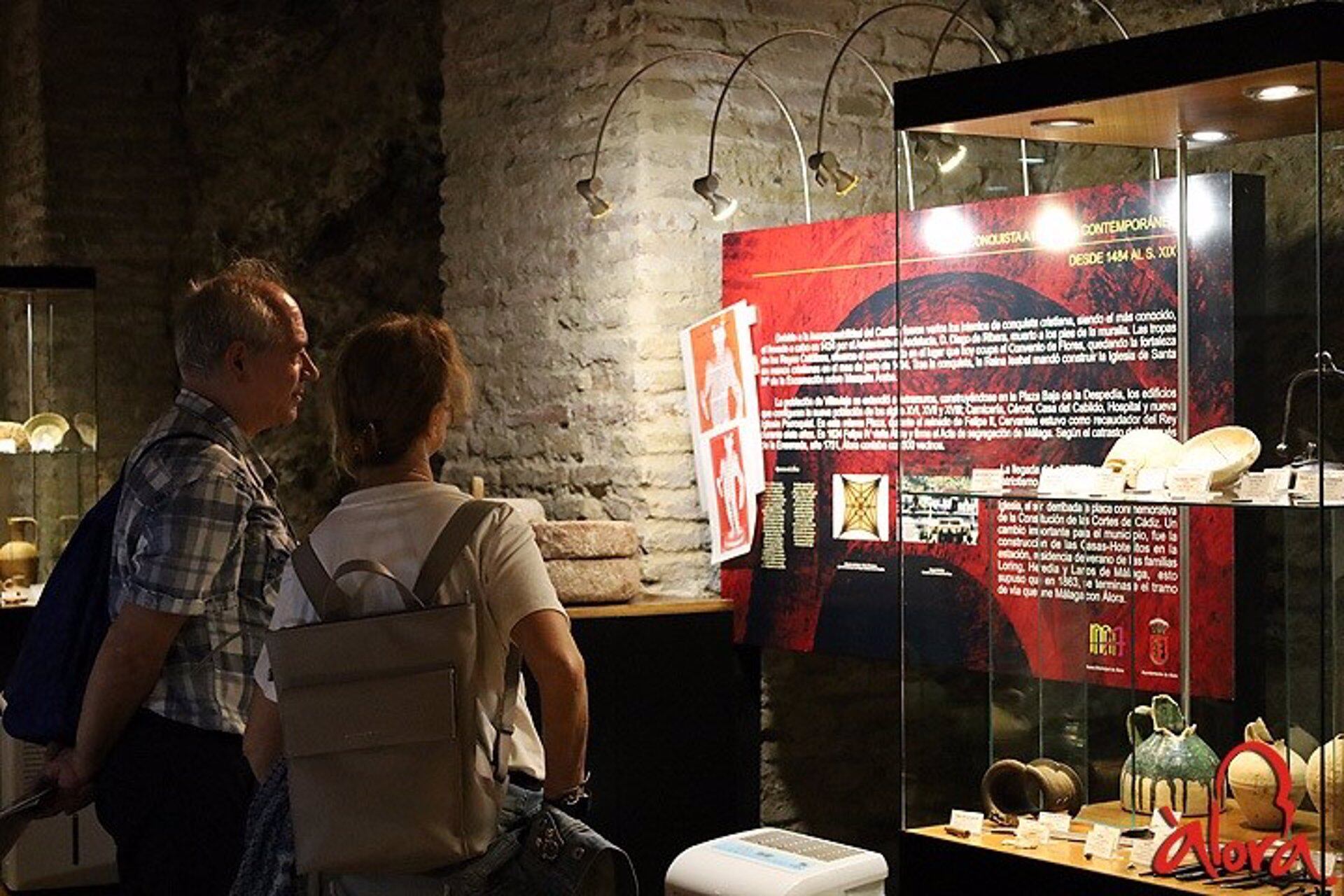 En la muestra se exhiben materiales arqueológicos de los yacimientos prehistóricos perotes, además de réplicas de cerámica a mano realizadas por la artesana Flores Sánchez y materiales en sílex por la arqueóloga María Elena Loriguillo