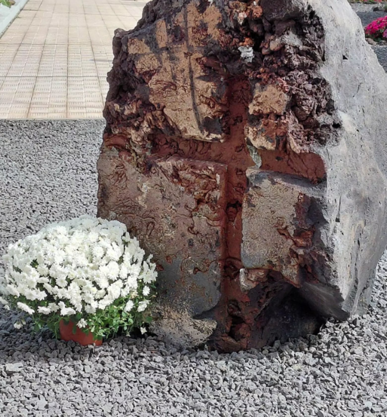 Huella de una cruz en la lava del volcán Tajogaite (María Victoria Hernández)