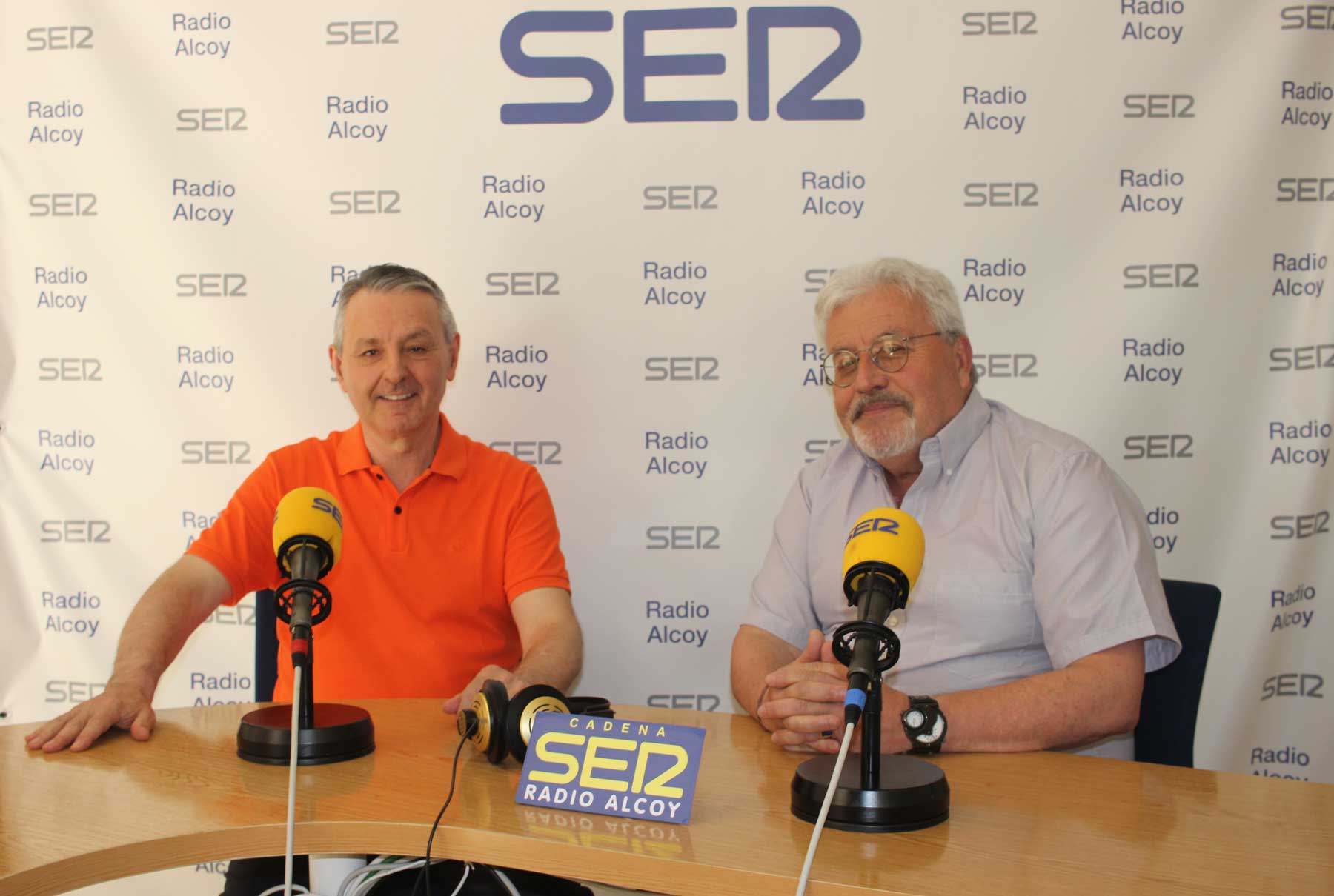 Paco Seguí, presidente de la Asociación de Vecinos del Ensache, y Salvador Soler, tesorero de la entidad, en el estudio central de Radio Alcoy