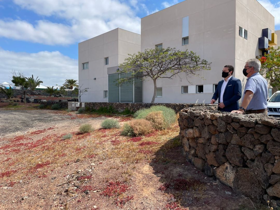 El alcalde de Yaiza, Óscar Noda, y el concejal de Sanidad, Ángel Domínguez, en la parcela donde se desarrollará la ampliación del Centro de Salud de Playa Blanca. 