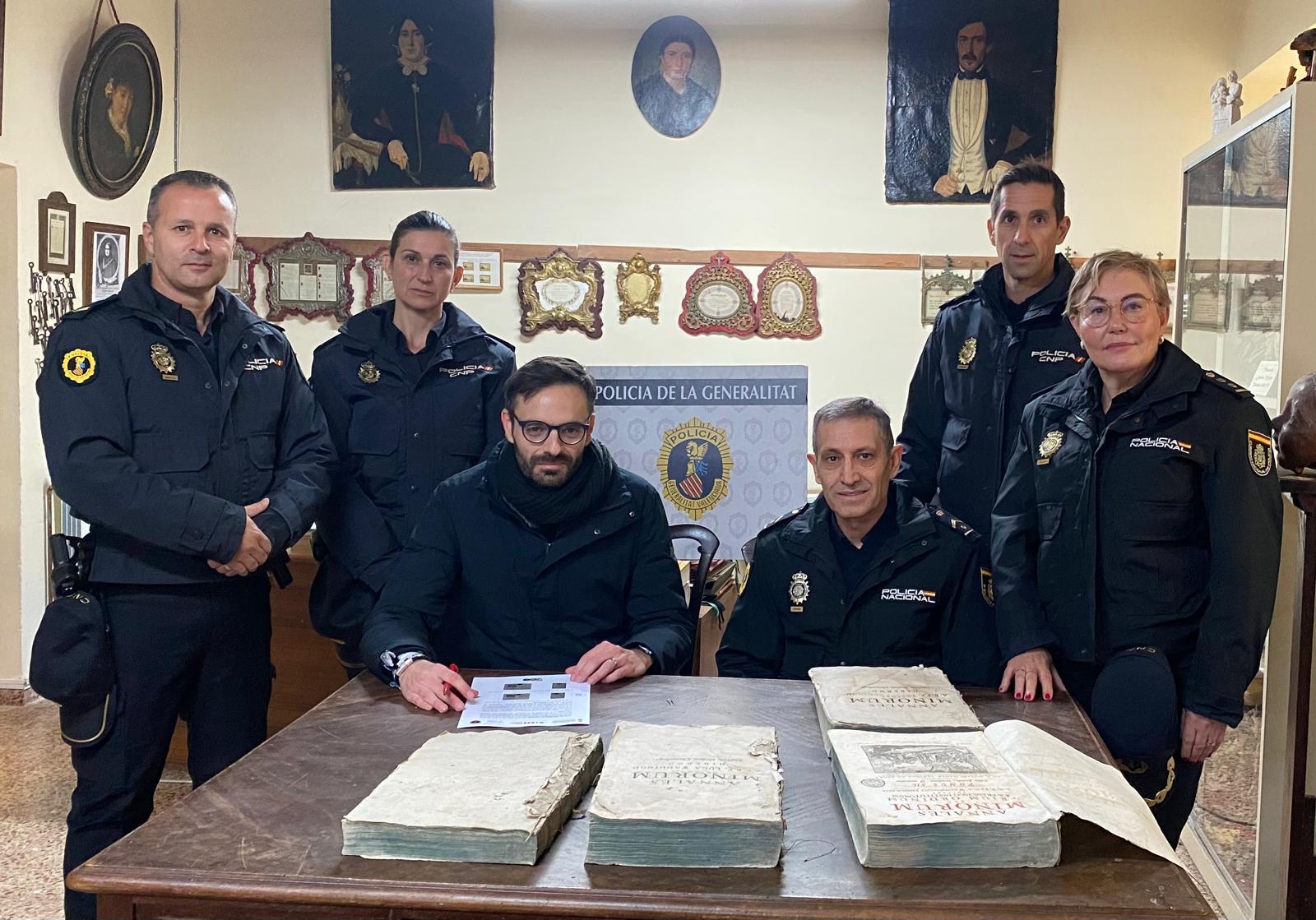 La Policía de la Generalitat interviene cuatro libros del siglo XVIII robados de la Biblioteca Franciscana del Monasterio de Santo Espíritu de Gilet