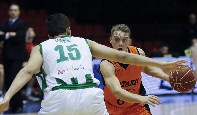 El jugador del Montakit Fuenlabrada Ludde Hakanson (d) frente al jugador del Real Betis Enmanuel Cat (i), durante la última victoria fuenlabreña en la pasada jornada