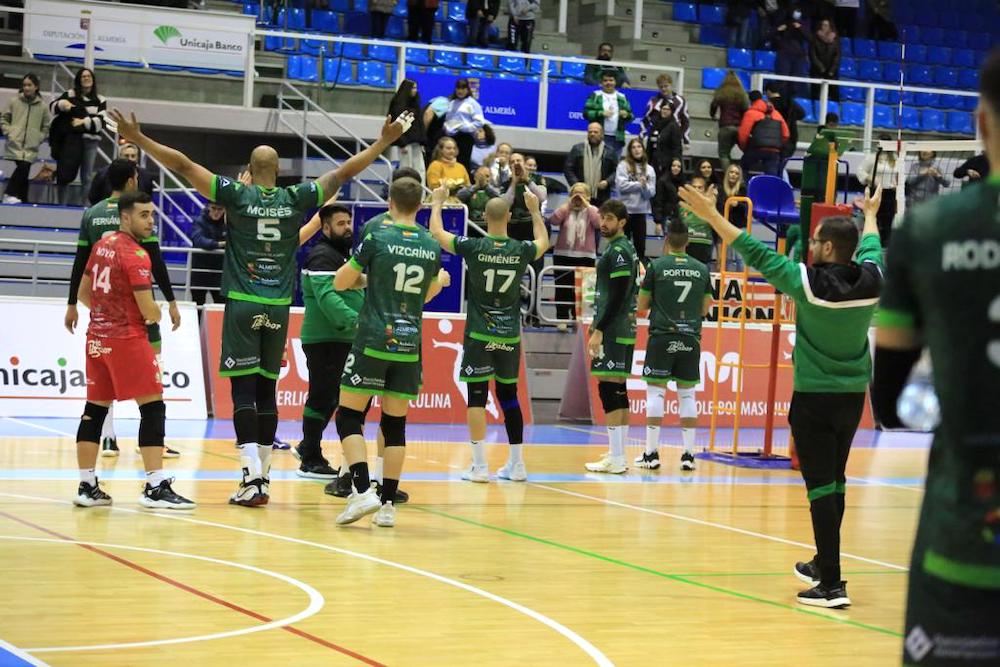 Los jugadores del Unicaja Almería celebran con su afición.