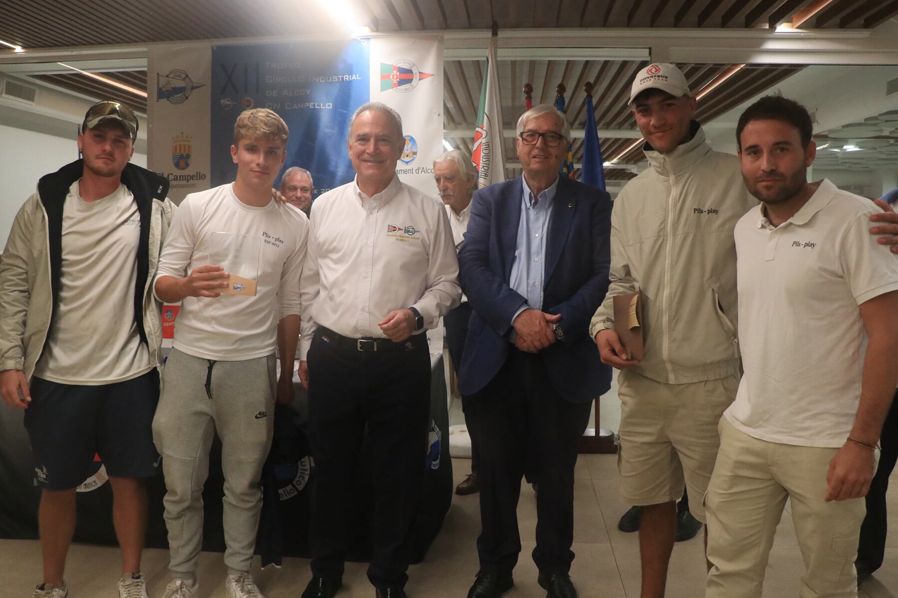 Indalecio Carbonell y Miguel Baena, junto a componentes del Plis-Play alcoyano