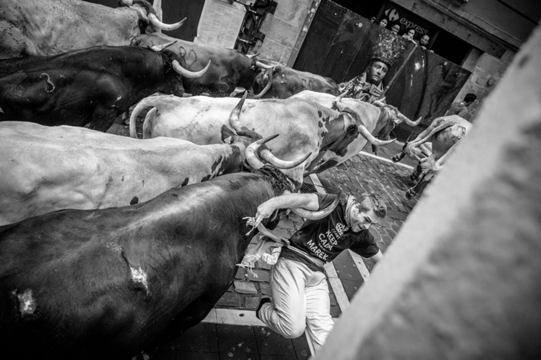 Foto tomada en la curva de Mercaderes durante los encierros de San Fermín de 2019 y ganadora del X Concurso Internacional de Fotografía para profesionales acreditados por el Ayuntamiento de Pamplona.