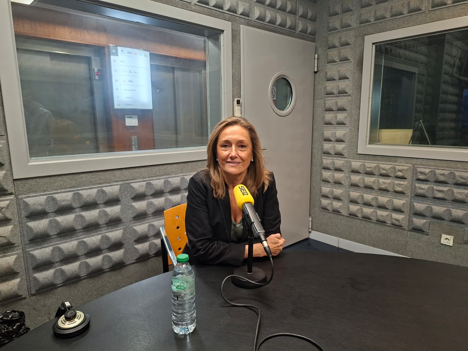 Luisa Sánchez en los estudios de Radio Vigo