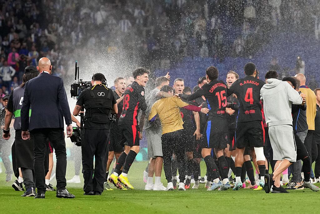Jugadores del FC Barcelona celebrando el título de Liga tras vencer al Espanyol en el RCDE Stadium.