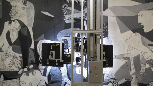 Automatismo robotizado instalado frente al 'Guernica' de Picasso para su estudio.
