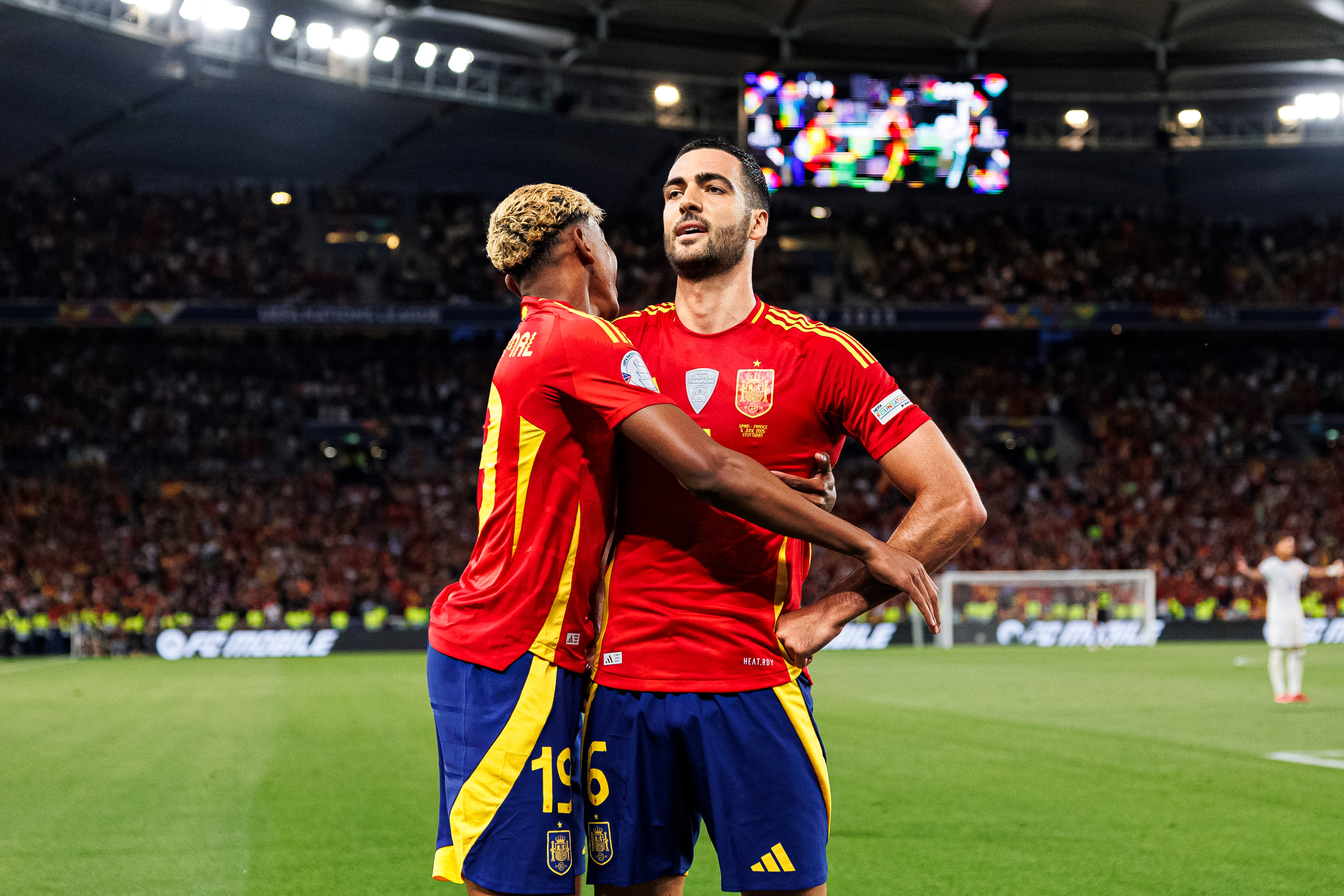Lamine Yamal y Mikel Merino, en un partido con la selección española