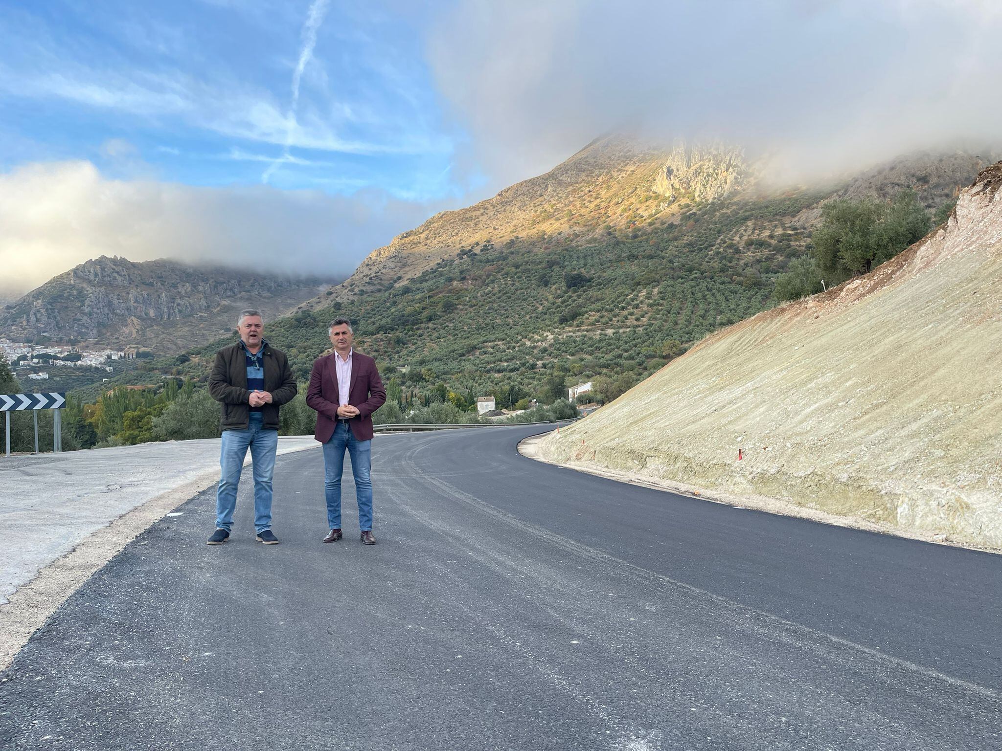 Visita a las obras del diputado de Infraestructuras Municipales, José Luis Agea, y el alcalde de Albanchez de Mágina, Diego Fernández.