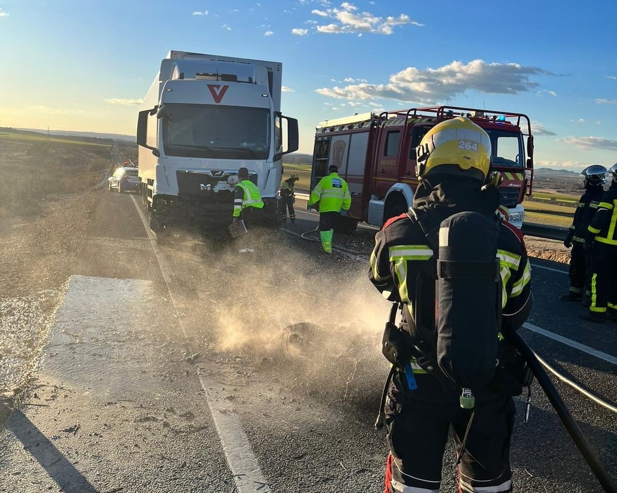 Imagen del accidente tras el choque entre la motocicleta y el camión