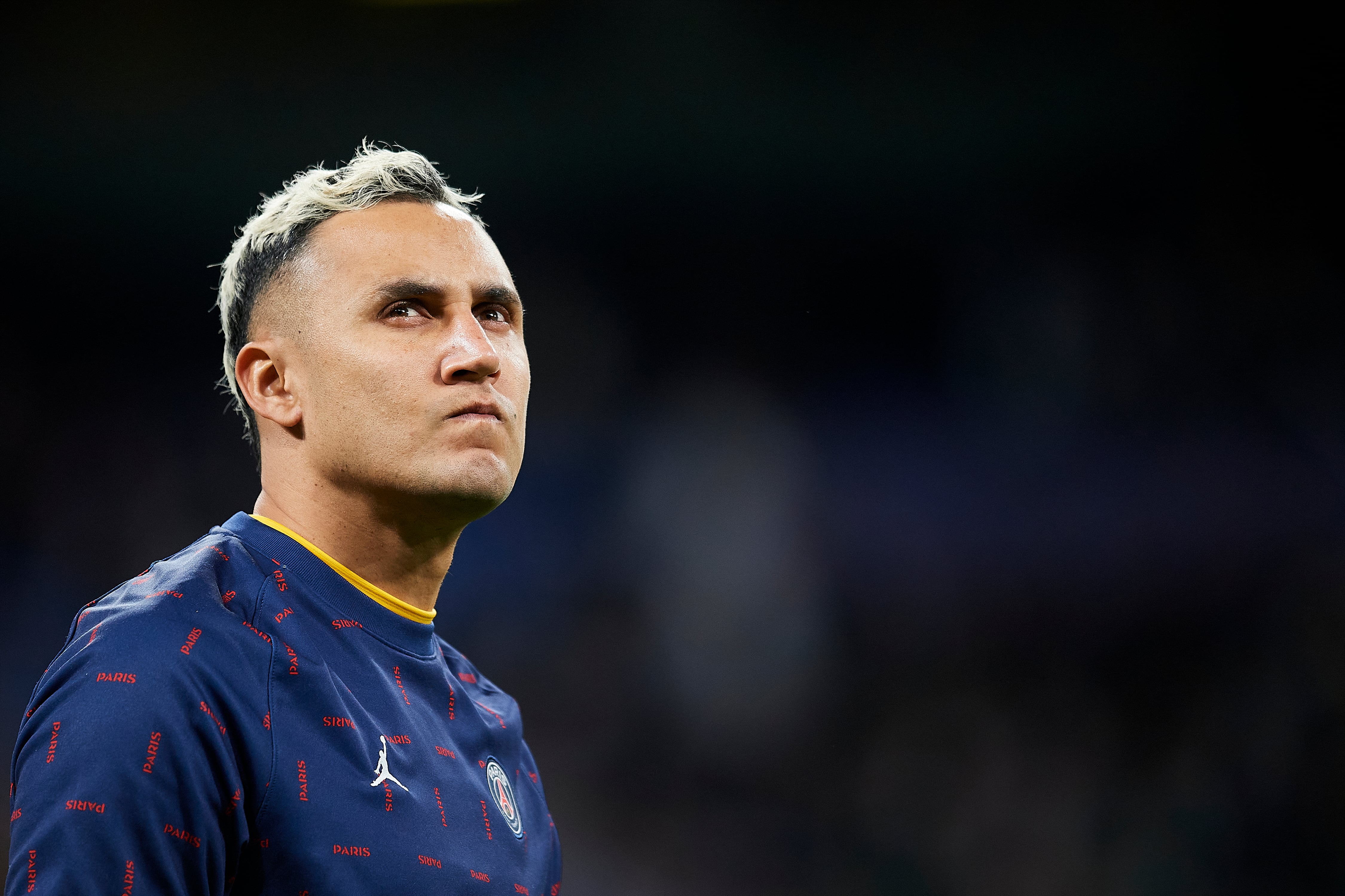 Keylor Navas durante el calentamiento previo al partido Real Madrid-PSG en el Santiago Bernabéu