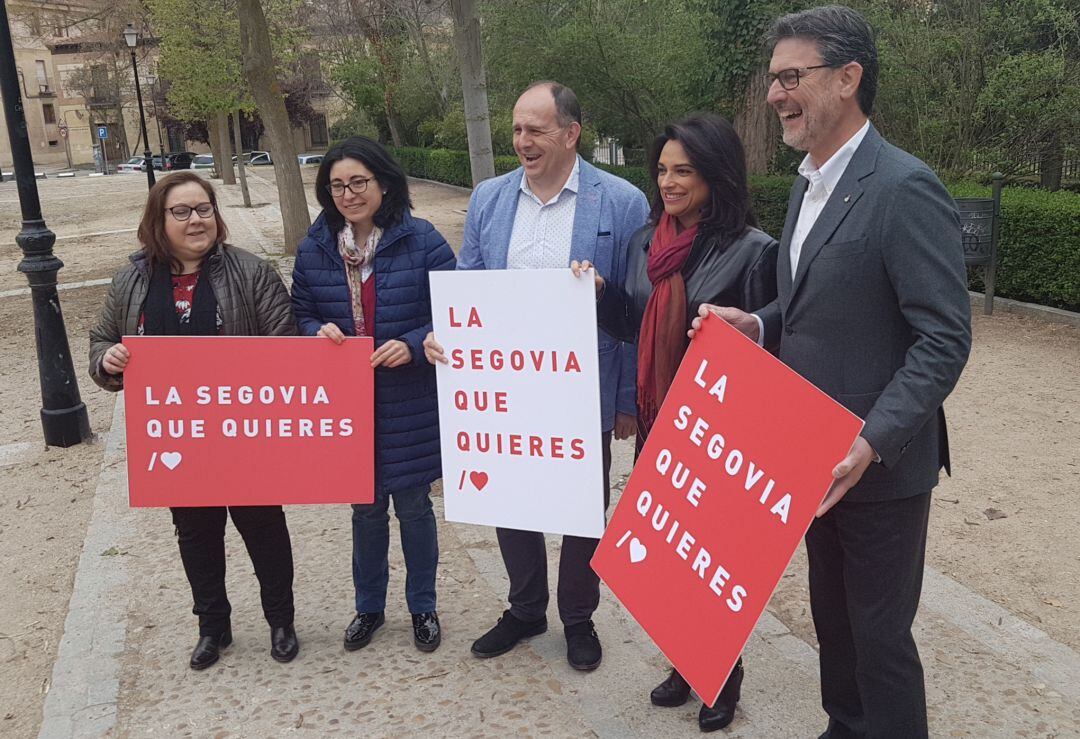 Algunos de los candidatos del PSOE de Segovia a las elecciones posan con José Luis Aceves