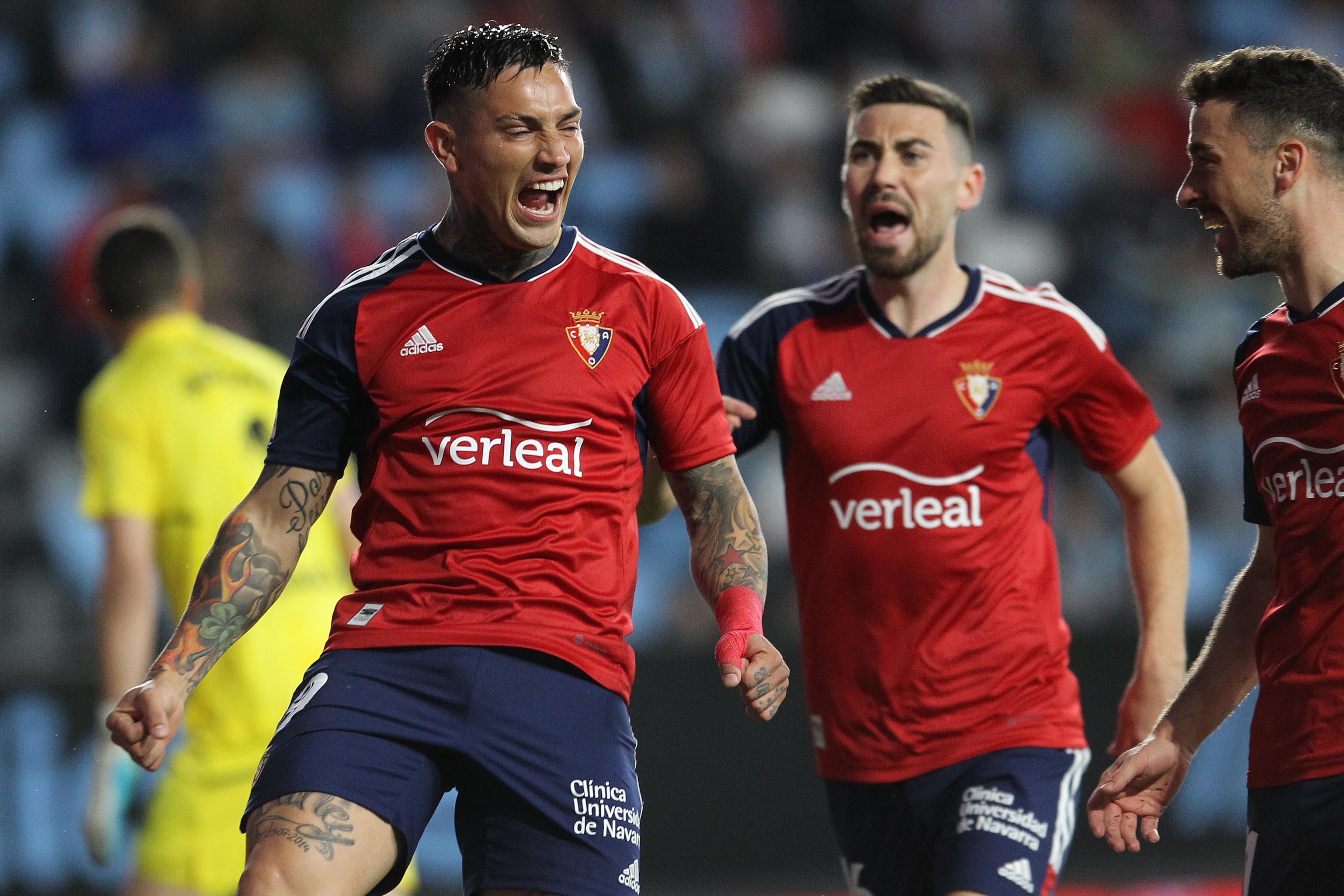 El delantero argentino de Osasuna &quot;Chimy&quot; Ávila celebra el 0-1 durante el partido ante el Celta de Vigo este sábado en el estadio de Balaídos