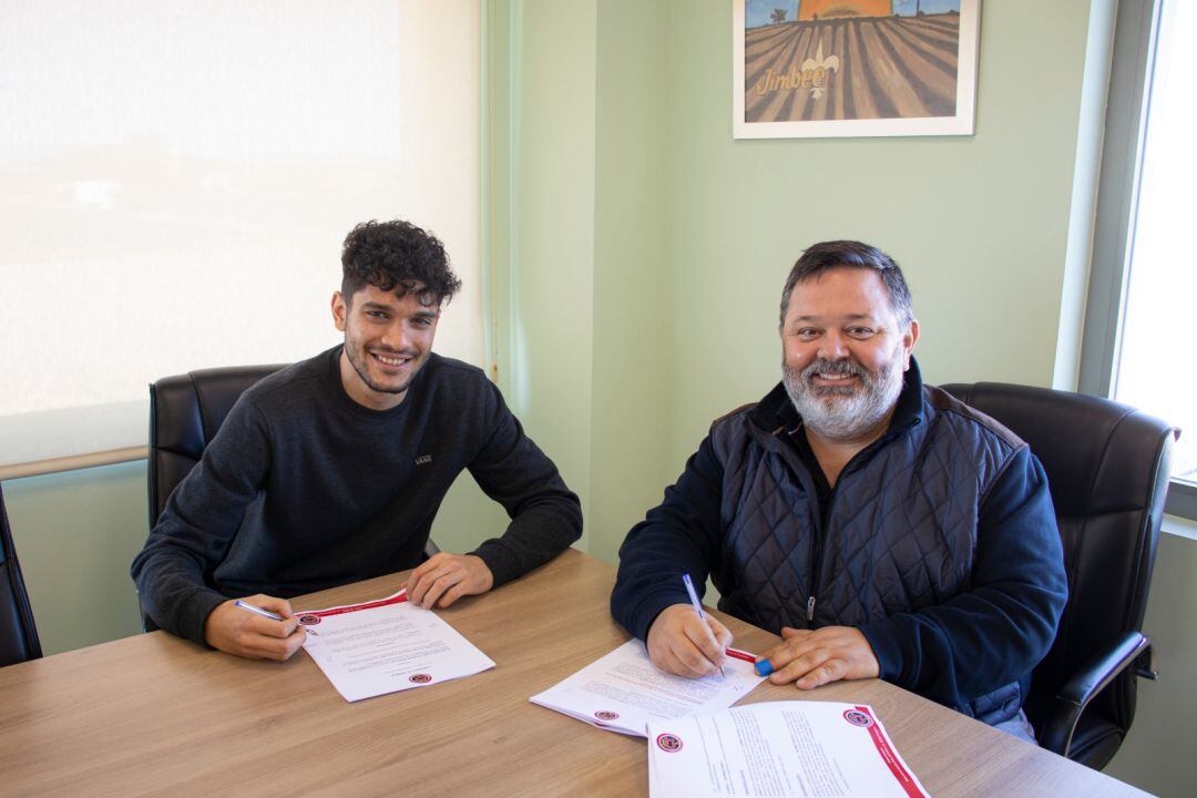 Lucão firmando su renovación