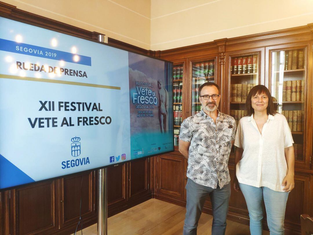 Fernando Martín con la concejala de cultura Gina Aguiar antes de la presentación de la edición 2019 de &quot;Vete al fresco&quot;