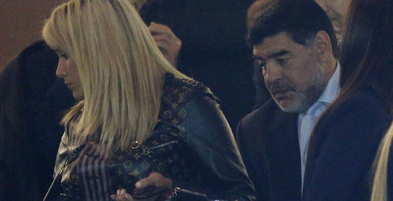 Diego Armando Maradona llega al palco del Santiago Bernabéu junto a su novia Rocío Oliva