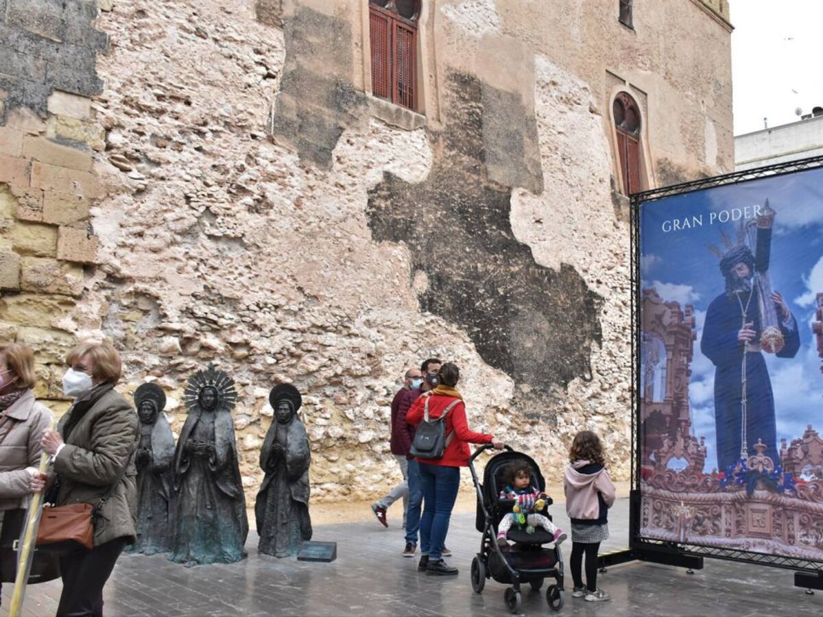 "Pasos en la Calle", la exposición que recoge imágenes de los 45 pasos de la Semana Santa ilicitana