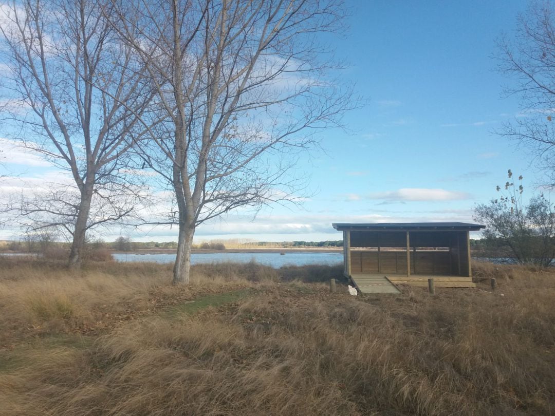 Observatorio de aves instalado en el humeda de El Espadañal en las cercanías de Cuéllar