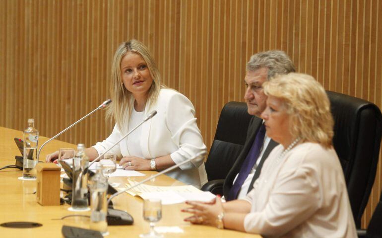 El presidente del Congreso de los Diputados, Jesús Posada, junto a la presidenta de la Fundación Víctimas del Terrorismo, María del Mar Blanco, y Ángeles Pedraza, la presidenta de la Asociación Víctimas del Terrorismo (AVT).