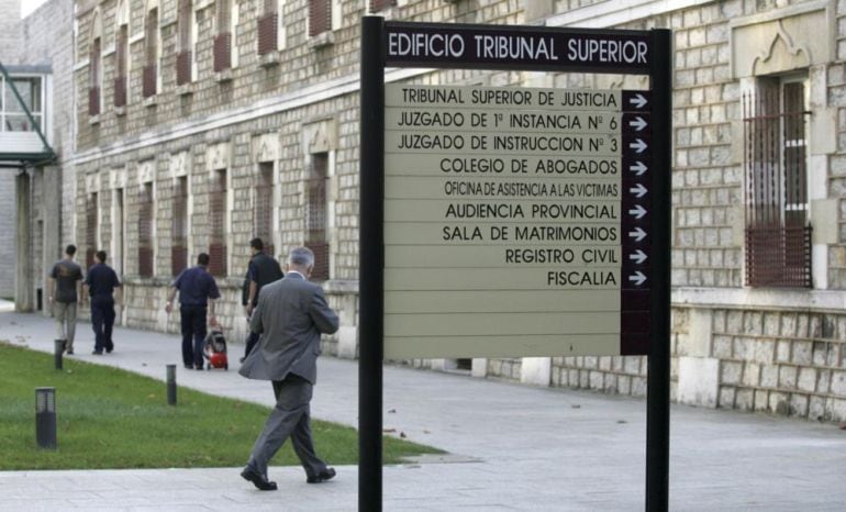 Entrada al registro civil en Santander.