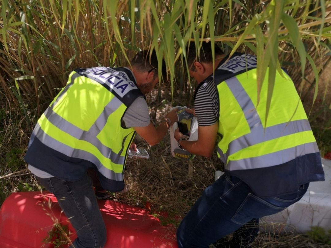 Agentes de la Policía Nacional encuentran una bolsa con los móviles robados. 