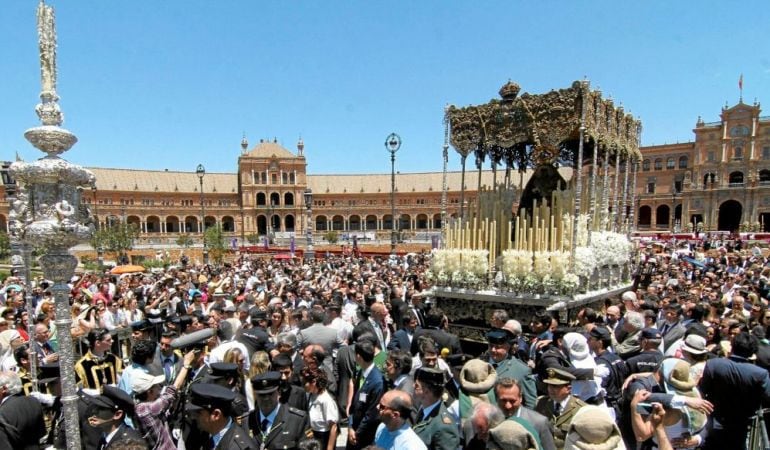 El palio de la Esperanza Macarena en la Plaza de España durante la salida extraordinaria del 1 de junio de 2014 con motivo del 50 aniversario de su coronación canónica