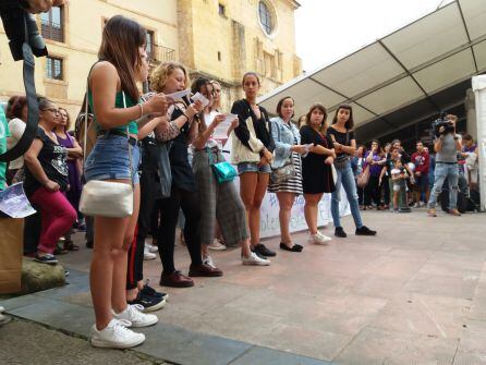 Un grupo de alumnas lee un comunicado contra el machismo en las aulas