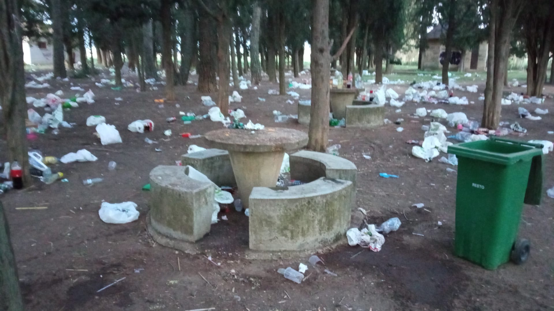 Recogida de basuras tras la fiesta universitaria en Salas