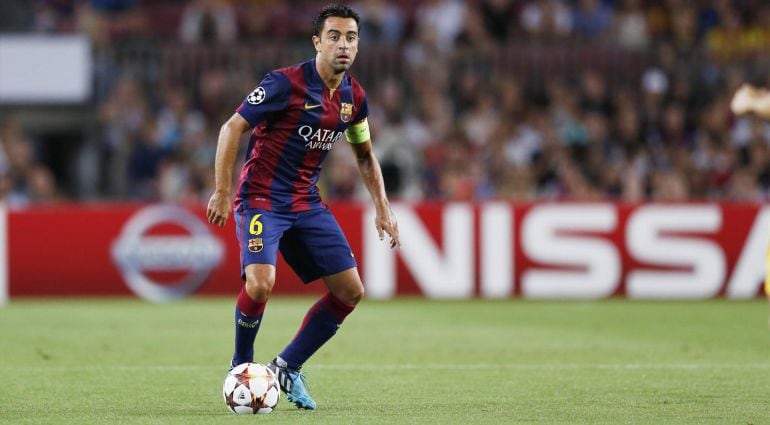 Xavi Hernández controla un balón en un partido con el FC Barcelona