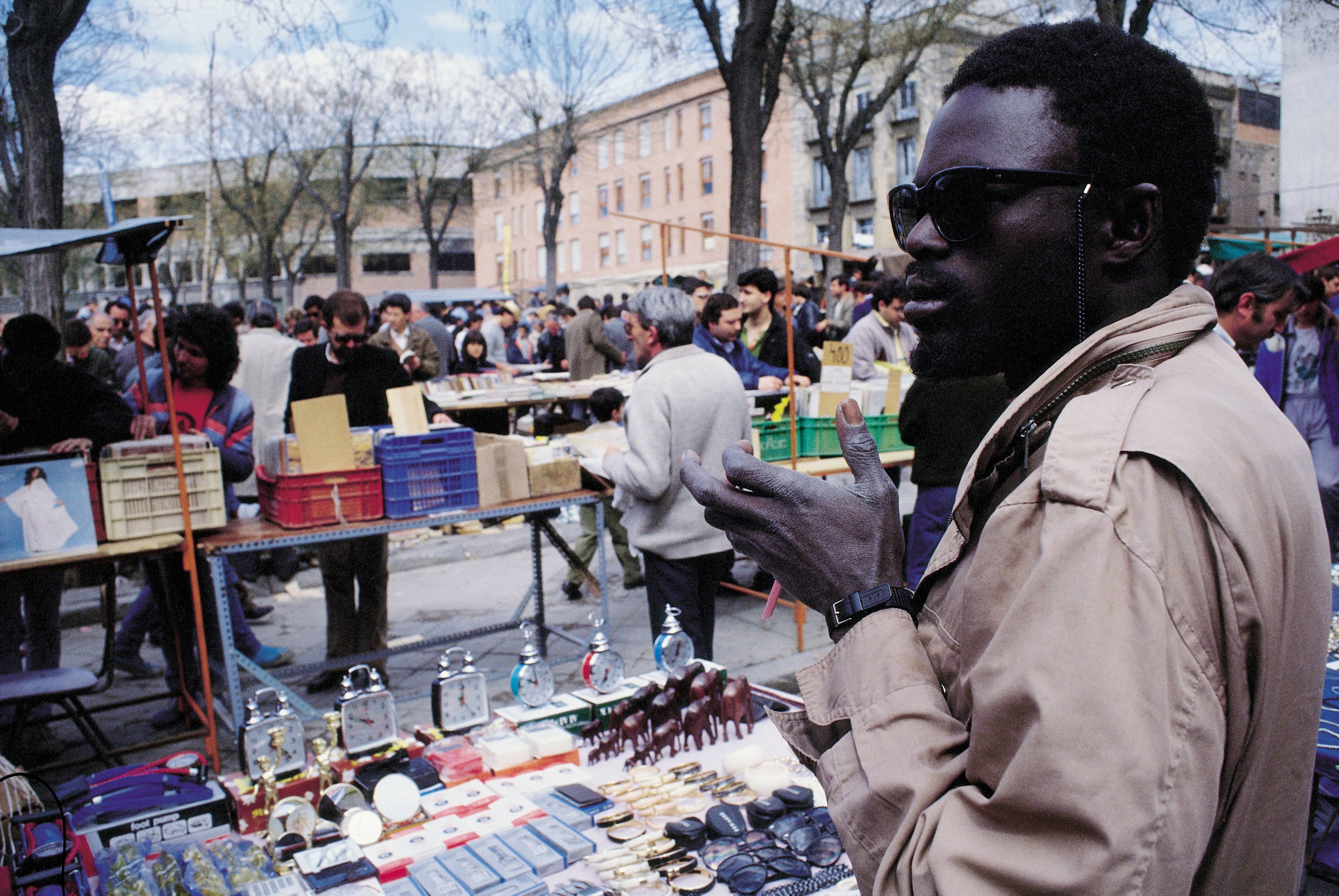 Un inmigrante africano en el Rastro de Madrid