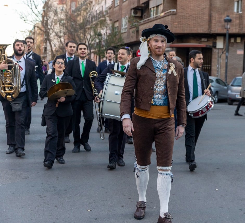 El Fallero Mayor Raúl Puerta, acompañado por la banda de música, recorre las calles de su barrio