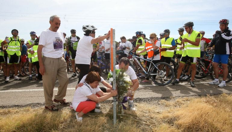 Imagen de archivo del homenaje tributado a los dos ciclistas fallecidos