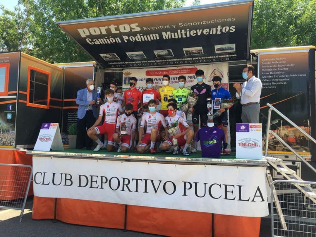 Los protagonistas de la Copa de España en Peñafiel. En el centro, con maillot amarillo, Iñaki Navarro, ganador en el Alto del Castillo.