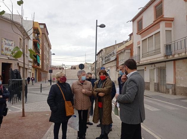 El alcalde de Lorca, Diego José Mateos junto al concejal de Sanidad, José Ángel Ponce, la diputada socialista Marisol Sánchez Jódar y el concejal de urbanismo, José Luis Ruiz Guillén junto con los vecinos.