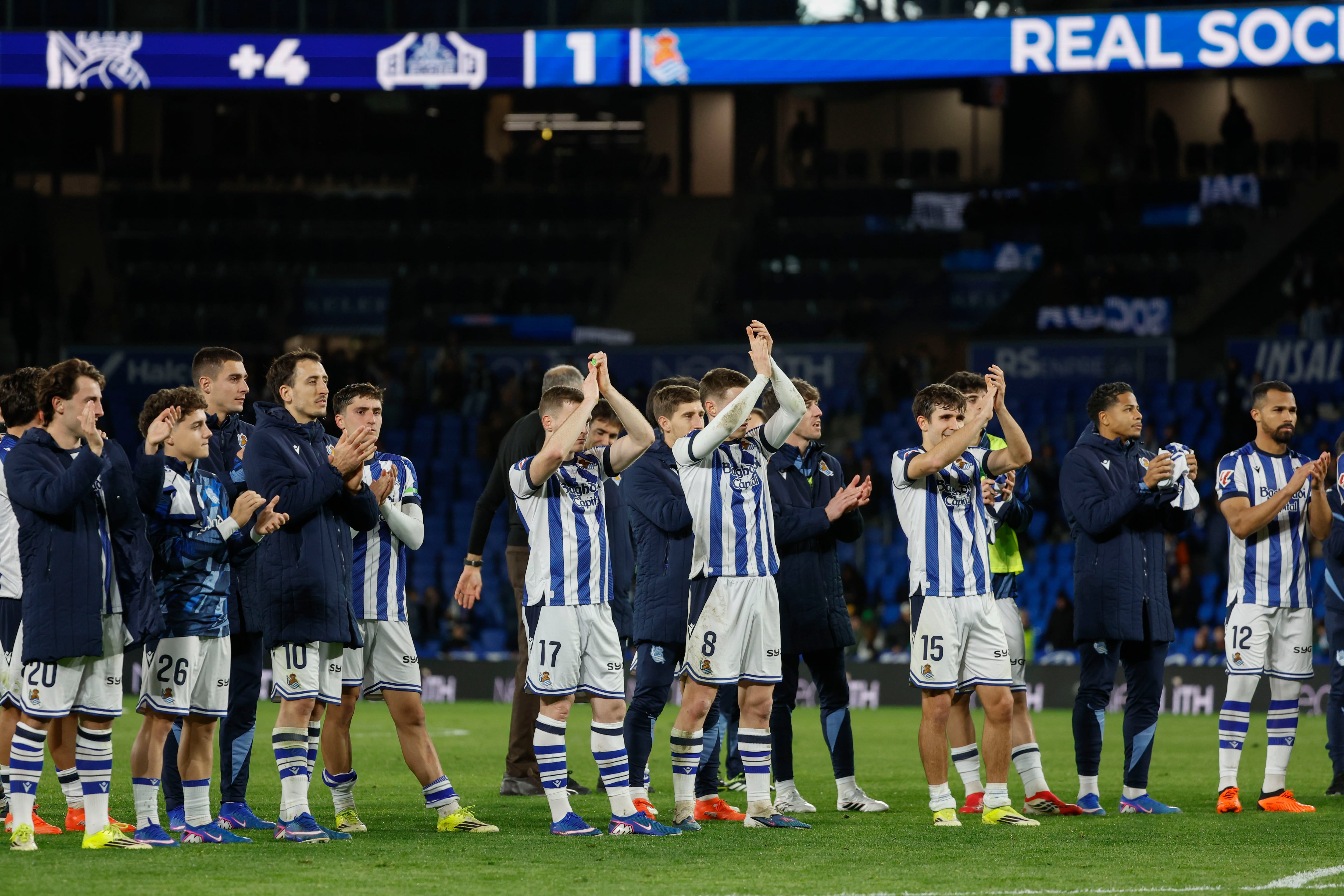 SAN SEBASTIÁN, 07/02/2026.- Los jugadores de la Real Sociedad celebran la victoria, al término del partido de LaLiga que Real Sociedad y Elche CF han disputado este sábado en el estadio de Anoeta, en San Sebastián. EFE/Javier Etxezarreta