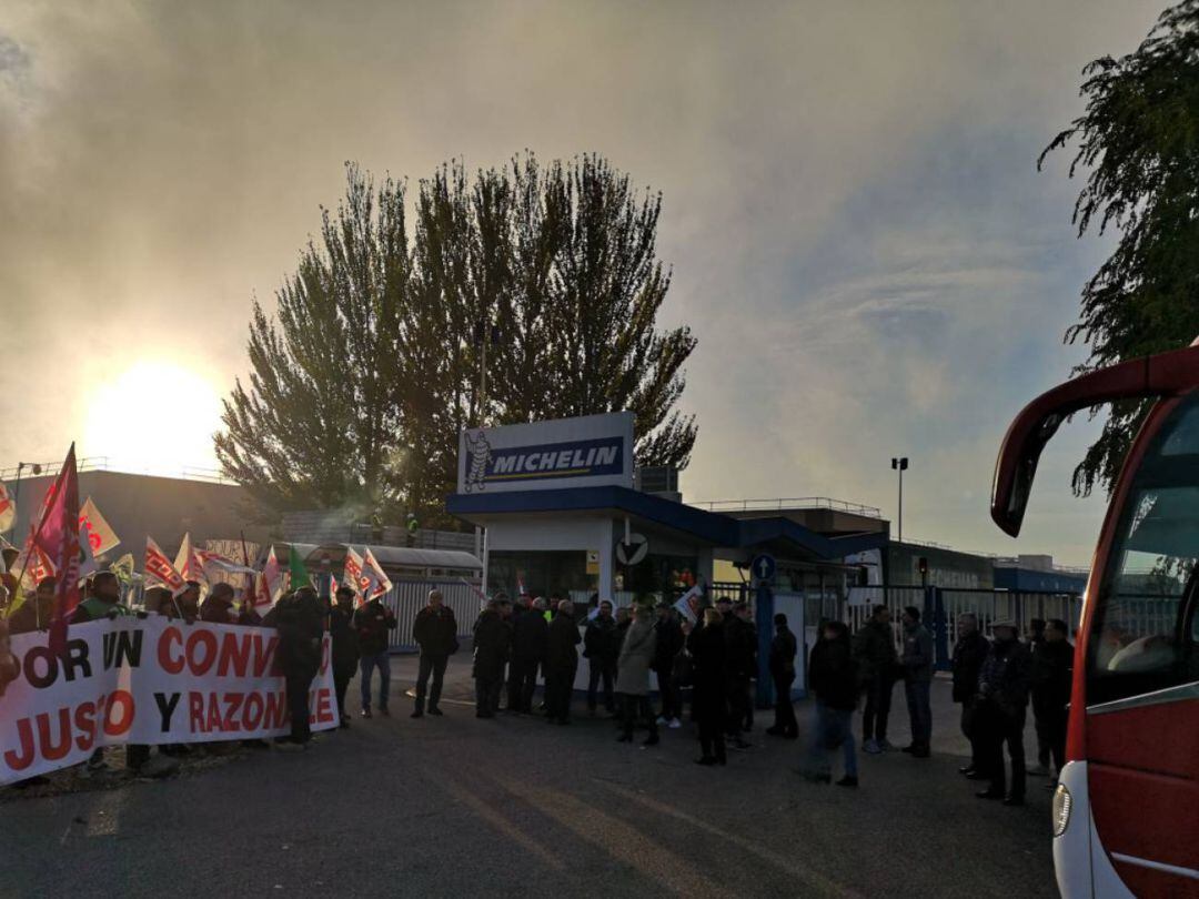 Los trabajadores en una de sus manifestaciones ante la factoria arandina.