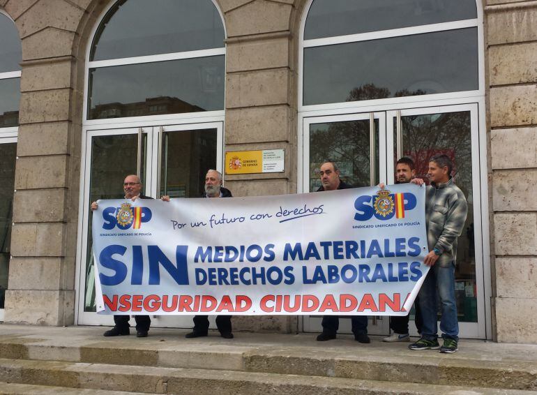 Concentración del SUP a las puertas de la Subdelegación del Gobierno en Palencia