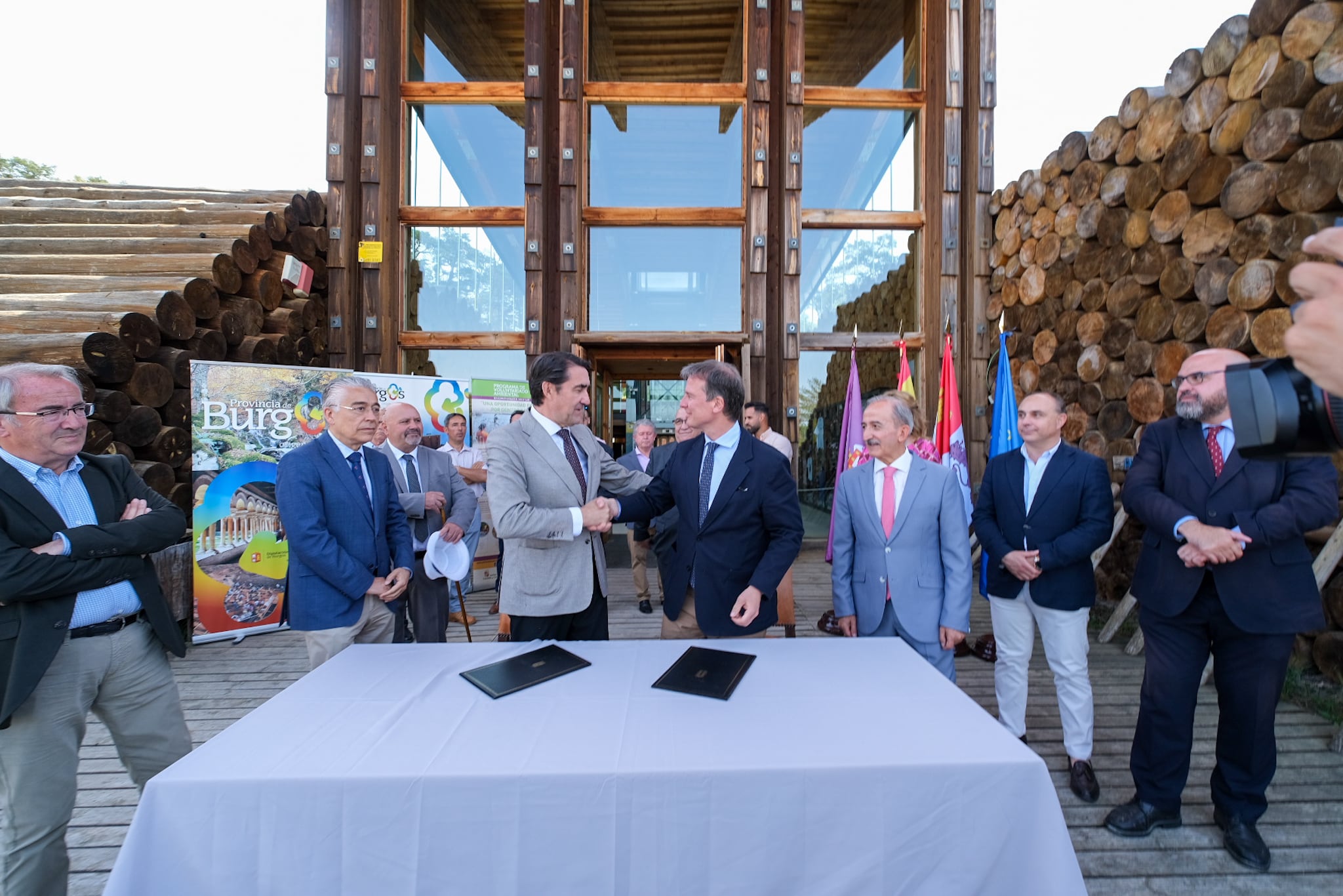 El consejero de Medio Ambiente, Suárez-Quiñones (izda) y el presidente de la Diputación de Burgos, Borja Suárez, firman el convenio para rehabilitar La Casa de la Madera
